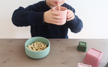 barn som dricker ur mugg