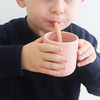 Lär ditt barn att dricka själv i mugg med eller utan sugrör