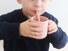 Lär ditt barn att dricka själv i mugg med eller utan sugrör