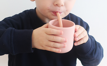 Lär ditt barn att dricka själv i mugg med eller utan sugrör