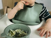 Utmaningar när man ska lära sitt barn äta själv - och hur du hanterar dem