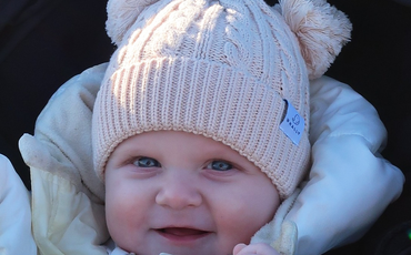 Varför är det viktigt för barn och bebisar att använda mössa?