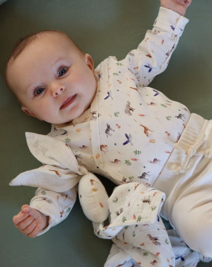 Mjuk Kombo: Bodyn BILLY + Byxan SAM + Snuttefilten KANIN