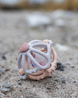 Leksaken ELIAS i silikon med skallra