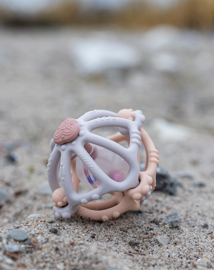 Leksaken ELIAS i silikon med skallra