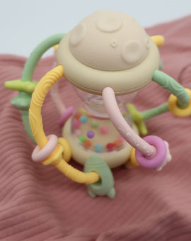 Leksaken INSE med skallra