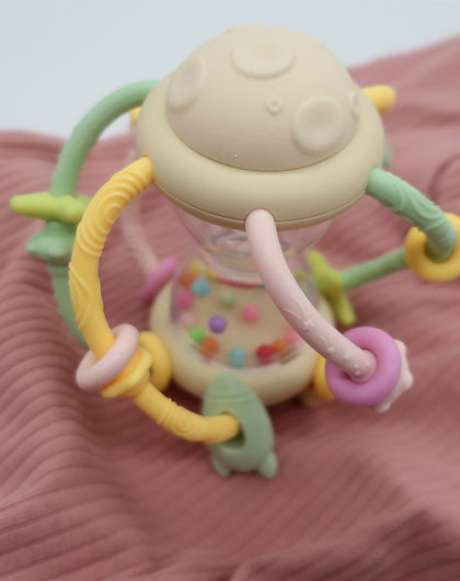 Leksaken INSE med skallra