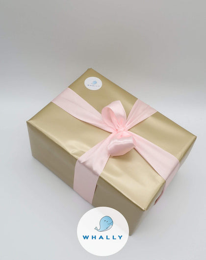 Presentinslagning med guldpapper -  från [store] by WHALLY - kombo, present